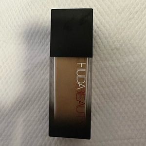Huda beauty foundation (Shade 330N)